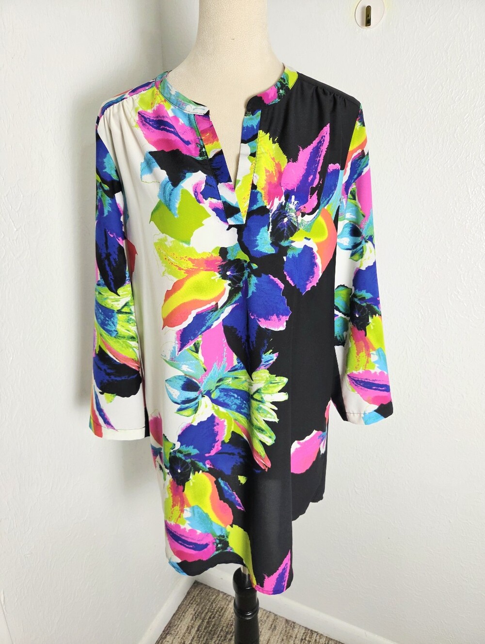 Joan Vass Multicolor Floral Split V-Neck Tunic with Roll-Tab Sleeves, Size Large - Picture 2 of 11